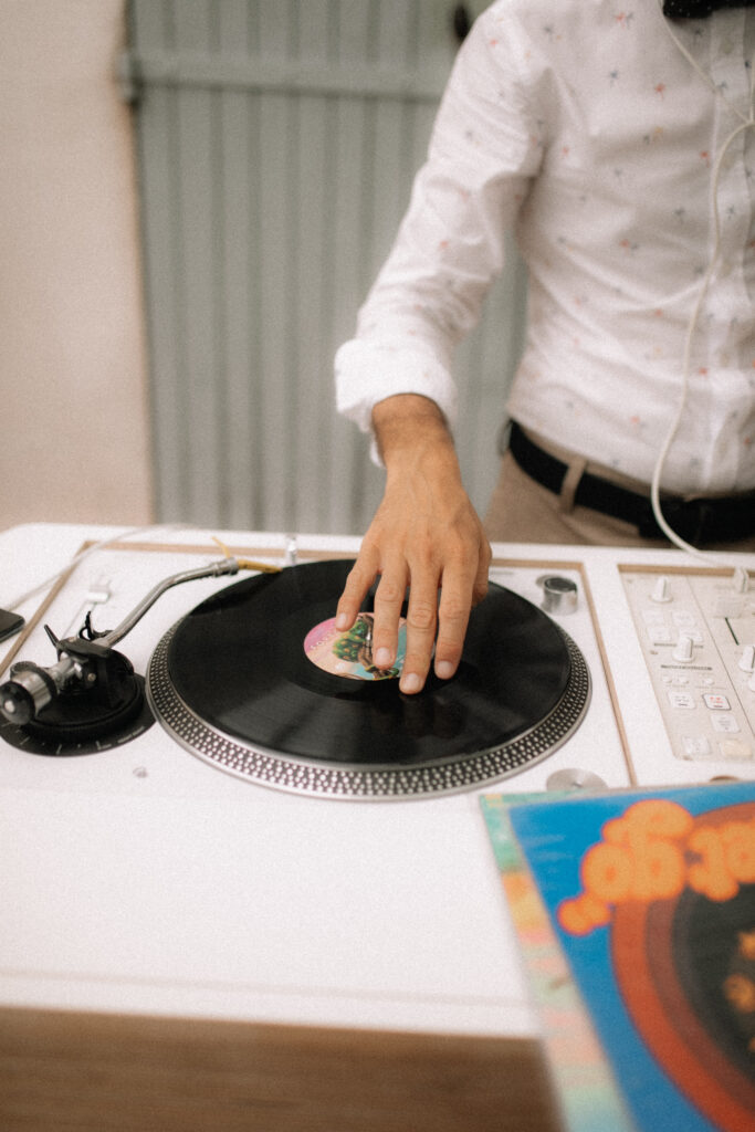 Image d'un bar à vinyles proposé par un DJ pour les mariages.